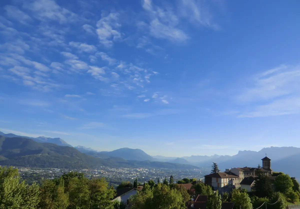 Panorama de Grenoble et des massifs alpins depuis les hauteurs