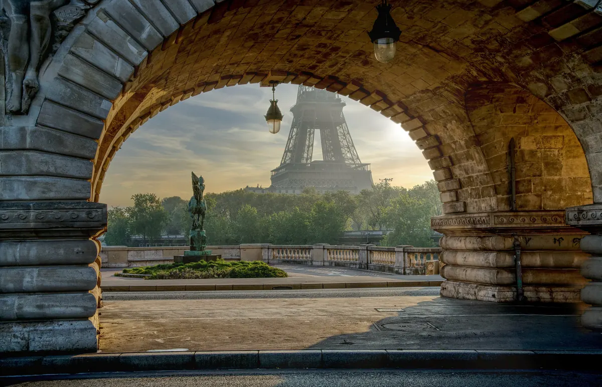 La tour Eiffel vue depuis les arches du pont de Bir-Hakeim à Paris